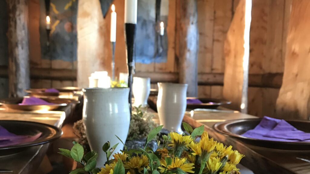 Dukat bord med levande ljus och blommor i inomhusmiljö i Korpens Öga.